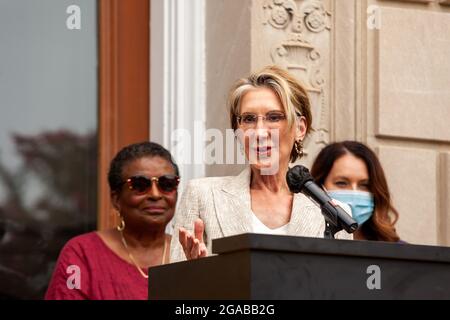 Washington, DC, USA. Juli 2021. Im Bild: Carly Fiorina spricht an einem Aktionstag für Stimmrechte auf dem Kapitolhügel. Die Veranstaltung wurde von der National Coalition on Black Civic Participation ausgerichtet. Eine Reihe von Rednern richtete sich an die auf dem Capitol Hill und online versammelten Massen, bevor sie zu einer zivilen Ungehorsam-Aktion zum Hart Senatsgebäude marschierten. Kredit: Allison Bailey/Alamy Live Nachrichten Stockfoto
