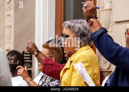 Washington, DC, USA. Juli 2021. Im Bild: Dr. Johnnetta Cole gehört zu den Stimmrechtsbefürwortern an einem Aktionstag auf dem Capitol Hill. Die Veranstaltung wurde von der National Coalition on Black Civic Participation ausgerichtet. Eine Reihe von Rednern richtete sich an die auf dem Capitol Hill und online versammelten Massen, bevor sie zu einer zivilen Ungehorsam-Aktion zum Hart Senatsgebäude marschierten. Kredit: Allison Bailey/Alamy Live Nachrichten Stockfoto