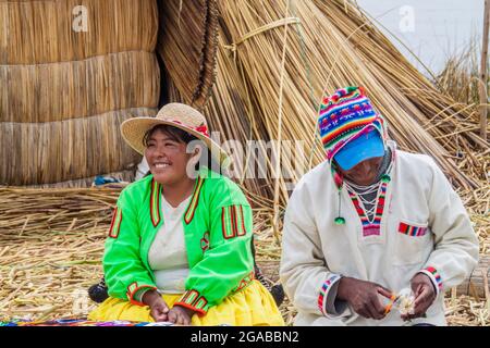 TITICACA, PERU - 15. MAI 2015: Bewohner der schwimmenden Inseln von Uros, Titicaca-See, Peru Stockfoto