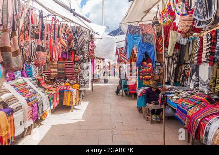 PISAC, PERU - 22. MAI 2015: Berühmter indigener Markt in Pisac, Heilige Tal der Inkas, Peru. Stockfoto