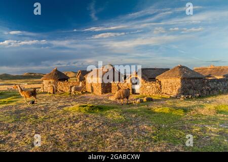 Kleine Siedlung in der Nähe von Puno, Peru. Stockfoto