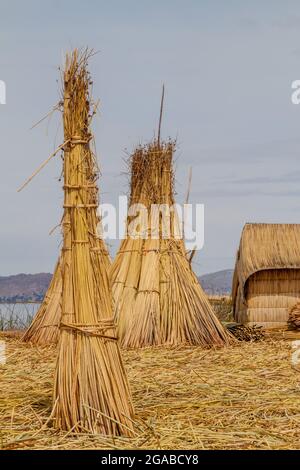 TITICACA, PERU - 15. MAI 2015: Eine der schwimmenden Uros-Inseln, Titicacasee, Peru Stockfoto