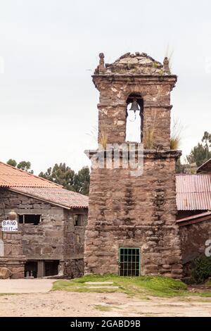 Glockenturm in einem Dorf auf der Insel Taquile im Titicacasee, Peru Stockfoto