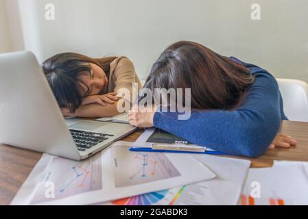 Müde asiatische Büro Frau schlafen im Büro Stockfoto