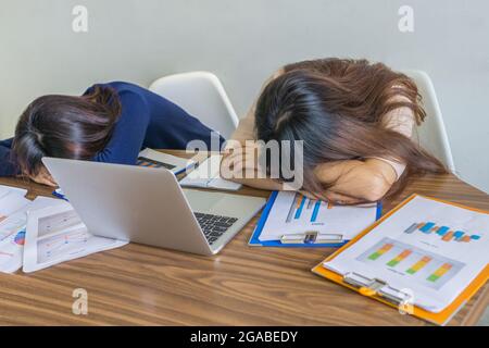 Büroangestellte machen kurze Pausen im Büroraum Stockfoto