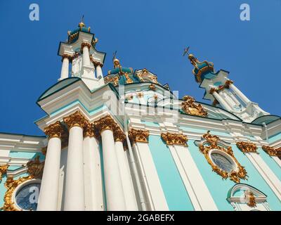 St. Andrew's Church, eines der schönsten historischen Gebäude in Kiew, Ukraine.. Detail der Architektur. Stockfoto