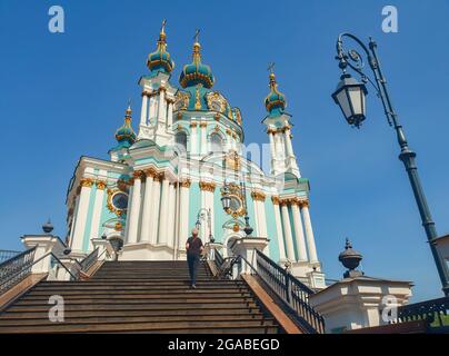 Kiew, Ukraine-29. April 2018: St. Andreas-Kirche, eines der schönsten historischen Gebäude in Kiew, Ukraine.. Touristenfrau auf der Treppe des ch Stockfoto