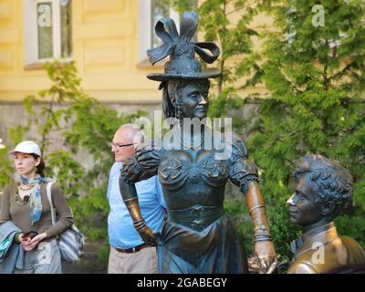 Kiew, Ukraine-29. April 2018: ZA Dvumya Zaitsami Monument in der Nähe der St. Andreas Kathedrale in Kiew, Ukraine. Detail der Statue eines Mannes auf seinem Knie propozin Stockfoto