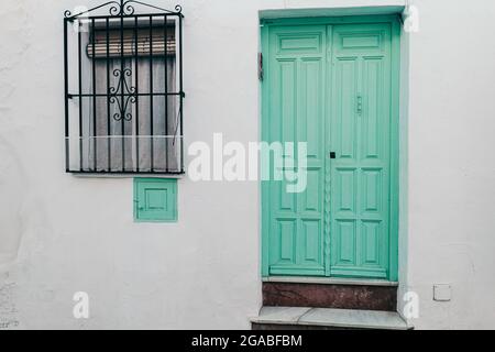 Altea, Spanien. Blaue Tür im mediterranen spanischen Stil. Altea weißes Dorf, Altstadt. Stockfoto