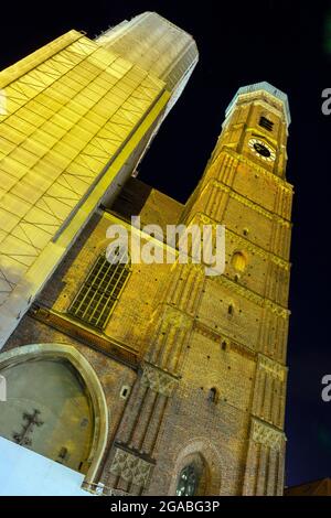 Die berühmte Frauenkirche in München, Deutschland an einem Sommerabend. Stockfoto