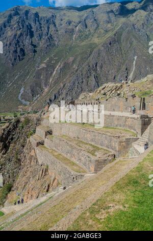 OLLANTAYTAMBO, PERU - 20. MAI 2015: Inka-Ruinen in der Nähe von Ollantaytambo, Heiliges Tal der Inkas, Peru Stockfoto