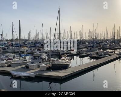 VENTURA, VEREINIGTE STAATEN - Mar 21, 2019: Eine Ansicht der Boote, die im Ventura Hafen entlang der kalifornischen Küste geparkt sind Stockfoto