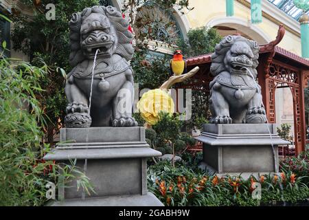 LAS VEGAS, VEREINIGTE STAATEN - 16. Jan 2021: Die großen steinernen chinesischen Löwenbrunnen auf einer Ausstellung in Las Vegas, Nevada, USA Stockfoto