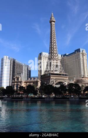 LAS VEGAS, VEREINIGTE STAATEN - Jan 16, 2021: Eine vertikale Ansicht des Paris Casino Eiffel Tower über dem Wasser entlang des Strip in Las Vegas, Nevada Stockfoto