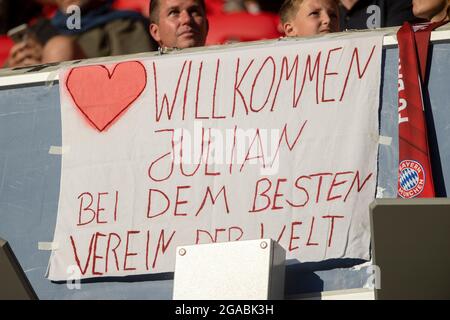 München, ALLIANZARENA, Deutschland. Juli 2021. Herzliche Grüße an den neuen Bayern-Trainer Nagelsmann. Fußball, FC Bayern München (M) - Borussia Monchengladbach (MG) 0: 2, Vorbereitungsspiel für die Saison 2021-2022, am 28. Juli 2021 in München, ALLIANZARENA, Deutschland. ¬ Credit: dpa/Alamy Live News Stockfoto