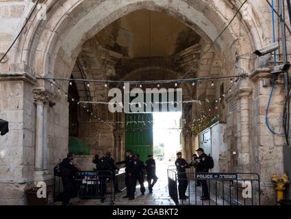 Die israelische Polizei steht Wache am Kettentor (arabisch, Bab as-Silsileh), das sich an der westlichen Flanke des Tempelbergs befindet, der als das Edle Heiligtum und für Muslime als Haram esh-Sharif in der Altstadt von Ostjerusalem Israel bekannt ist Stockfoto