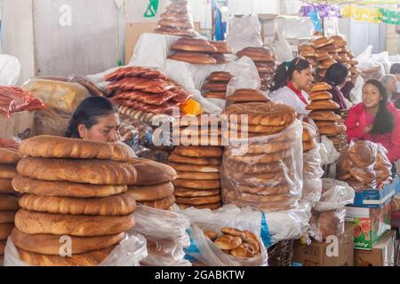 CUZCO, PERU - 23. MAI 2015: Bäckerei am Mercado San Pedro Markt in Cuzco, Peru. Stockfoto