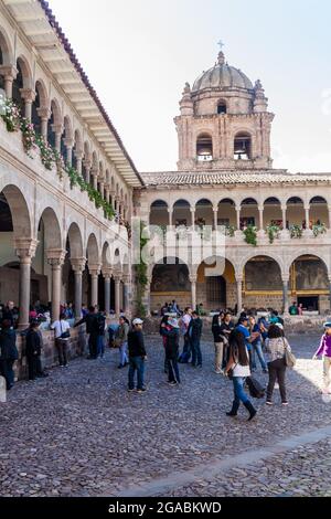 CUZCO, PERU - 23. MAI 2015: Kreuzgang des Klosters Santo Domingo in Cuzco, Peru. Stockfoto