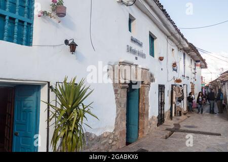 CUZCO, PERU - 23. MAI 2015: Menschen auf der Straße im Zentrum von Cuzco, Peru. Stockfoto