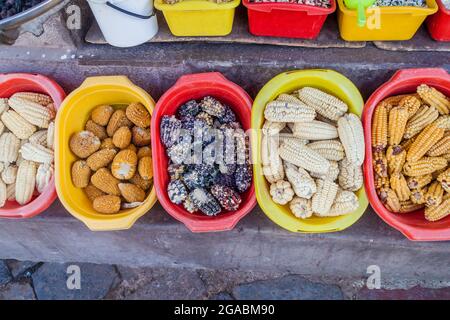 Maissorten auf dem Markt in Cuzco, Peru. Stockfoto