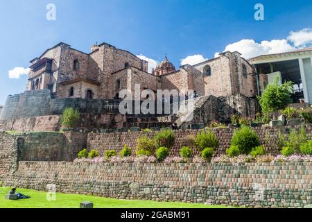 CUZCO, PERU - 23. MAI 2015: Qorikancha Ruinen und Kloster Santo Domingo in Cuzco, Peru. Stockfoto