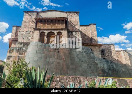 Die Ruinen des Qorikancha-Tempels und das Kloster Santo Domingo in Cuzco, Peru. Stockfoto