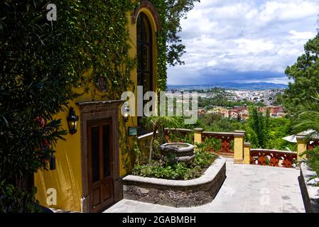 San Miguel de Allende, Mexiko - Innenhof des Hauses mit Aussicht Stockfoto