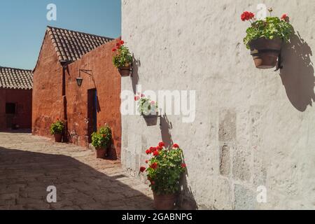 Gasse im Kloster Santa Catalina in Arequipa, Peru Stockfoto