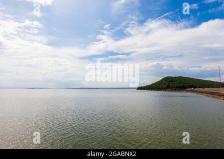 Damm Wall mit voller Wasser, Thailand Stockfoto