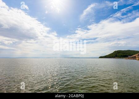 Damm Wall mit voller Wasser, Thailand Stockfoto