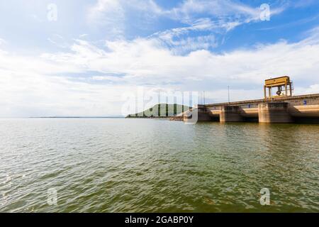 Damm Wall mit voller Wasser, Thailand Stockfoto