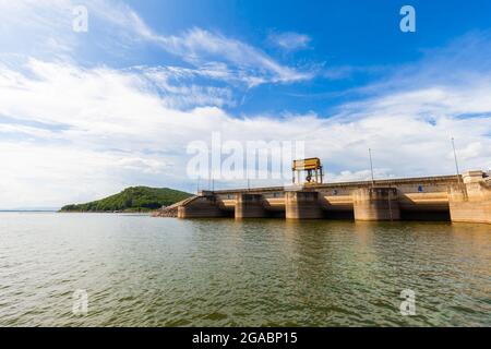 Damm Wall mit voller Wasser, Thailand Stockfoto