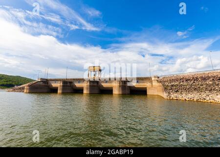 Damm Wall mit voller Wasser, Thailand Stockfoto