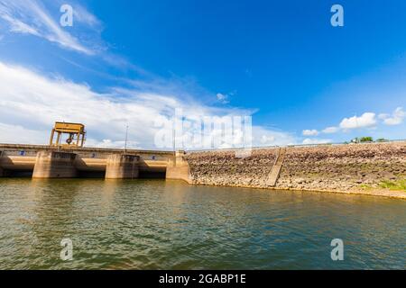 Damm Wall mit voller Wasser, Thailand Stockfoto