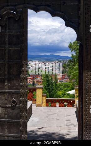 San Miguel de Allende, Mexiko - Eingang zum Innenhof eines Hauses mit Aussicht Stockfoto