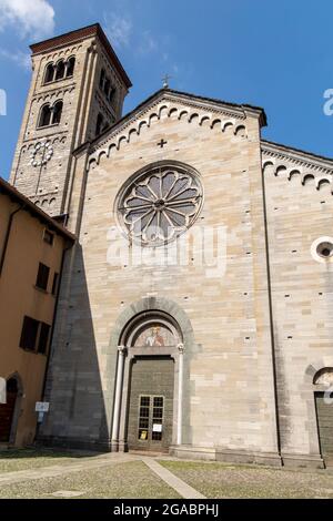 Como, Italien - juli 29 2021 - St. Fedele Platz und die Kirche Stockfoto