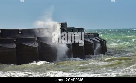 Brighton UK 30. Juli 2021 - Wellen schlagen über Brighton Marina, während Sturm Evert durch das Land fegt, mit Windgeschwindigkeiten, die in einigen Gebieten bis zu 60 km/h erreichen werden : Credit Simon Dack / Alamy Live News Stockfoto