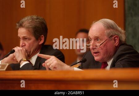 Washington, DC – 17. Mai 2005 -- Senator der Vereinigten Staaten, Carl Levin (Demokrat von Michigan), rechts, Mitglied des Rankings, Senatsausschuss für innere Sicherheit und Regierungsangelegenheiten der Vereinigten Staaten, ständiger Unterausschuss für Ermittlungen, fragt George Galloway, Mitglied des Parlaments von Bethnal Green and Bow, Großbritannien, während der Anhörung zum Thema „Öl für Einfluss: Wie Saddam am 17. Mai 2005 in Washington, DC, Politiker im Rahmen des „Oil-for-Food Program“ der Vereinten Nationen mit Öl belohnen konnte. Der US-Senator Norm Coleman (Republikaner von Minnesota), Vorsitzender des Ausschusses, hört lef zu Stockfoto