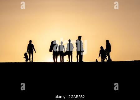 Silhouetten von Sandgrenzen während des Sonnenuntergangs in der Nähe der Wüstenoase Huacachina in der Nähe von Ica, Peru Stockfoto