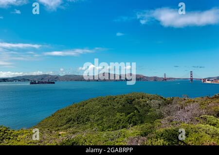 Frachter beim Betreten des Golden Gate, San Francisco, Kalifornien, USA Stockfoto