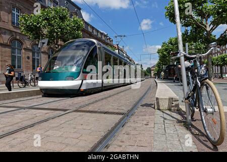 STRASSBURG, FRANKREICH, 23. Juni 2021 : Straßenbahnhaltestelle im Stadtzentrum von Straßburg. Stockfoto