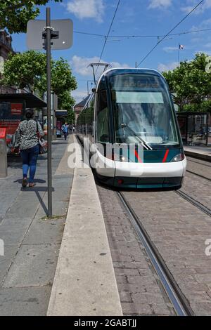 STRASSBURG, FRANKREICH, 23. Juni 2021 : Straßenbahnhaltestelle im Stadtzentrum von Straßburg. Stockfoto