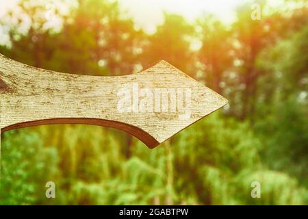 Vintage-Zeiger aus Holz. Vertikale Ansicht der rustikalen handgefertigten Holzschild. Richtung nach rechts. Modell. Stockfoto