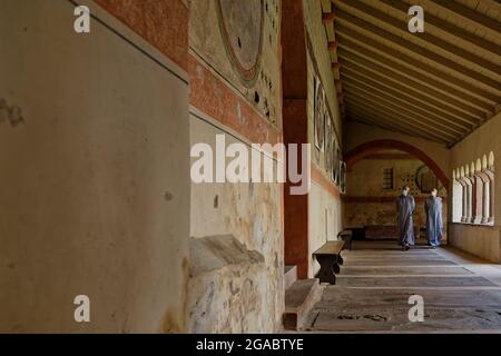 STRASSBURG, FRANKREICH, 24. Juni 2021 : Mönche wandern im Kreuzgang der Evangelischen Kirche Saint-Pierre-le-Jeune. Stockfoto