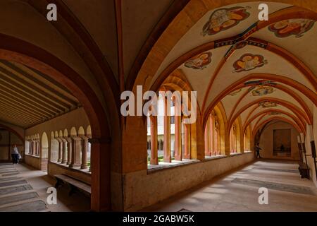 STRASSBURG, FRANKREICH, 24. Juni 2021 : im Inneren der Bögen des Kreuzganges der Evangelischen Kirche Saint-Pierre-le-Jeune. Stockfoto