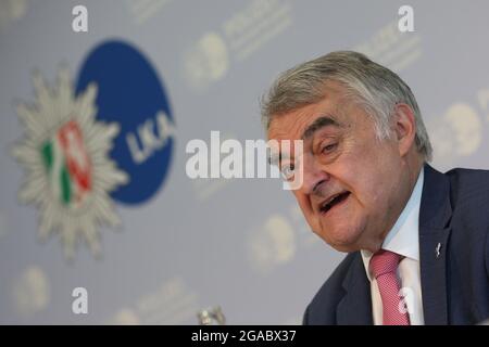 Düsseldorf, Deutschland. Juli 2021. Nordrhein-Westfalens Innenminister Herbert Reul (CDU) spricht auf der Pressekonferenz über den Einsatz von pensionierten Ermittlern bei lang ungelösten Todesfällen („kalten Fällen“). Kredit: David Young/dpa/Alamy Live Nachrichten Stockfoto