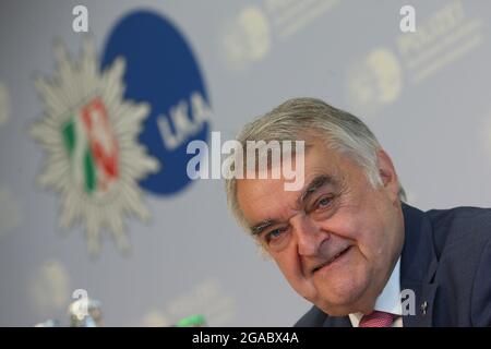 Düsseldorf, Deutschland. Juli 2021. Nordrhein-Westfalens Innenminister Herbert Reul (CDU) spricht auf der Pressekonferenz über den Einsatz von pensionierten Ermittlern bei lang ungelösten Todesfällen („kalten Fällen“). Kredit: David Young/dpa/Alamy Live Nachrichten Stockfoto