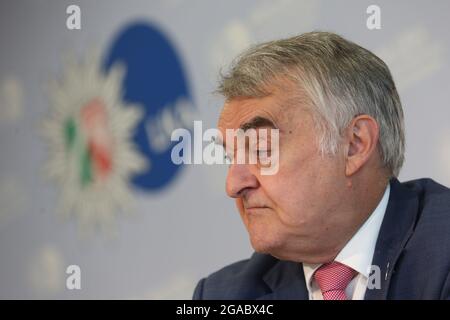 Düsseldorf, Deutschland. Juli 2021. Nordrhein-Westfalens Innenminister Herbert Reul (CDU) spricht auf der Pressekonferenz über den Einsatz von pensionierten Ermittlern bei lang ungelösten Todesfällen („kalten Fällen“). Kredit: David Young/dpa/Alamy Live Nachrichten Stockfoto