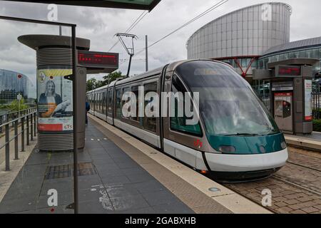 STRASSBURG, FRANKREICH, 24. Juni 2021 : Straßenbahnhaltestelle vor dem Europäischen Gerichtshof für Menschenrechte modernes Gebäude. Stockfoto