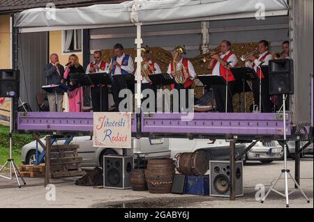 … aus böhmischem Messing Die Sänger und Musiker von Jihočeští Rodáci (südböhmische Eingeborene) spielten im September 2007 von einer Trailerbühne auf dem Hauptplatz in Rožmberk nad Vltavou, Südböhmen, Tschechien, für die Teilnehmer einer Bürgerzeremonie. Die Band spielt mit Blechbläser- und Holzblasinstrumenten beliebte traditionelle tschechische Volkslieder und beschreibt die Musik als: “das Erbe ihrer Vorfahren in Südböhmen … Die schönen Klänge der Marschkapelle, wie ihre Großväter und Väter sie spielten.“ Stockfoto